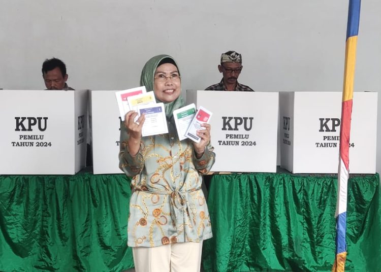 Datang Sendiri, Tatu Nyoblos di TPS Kota Serang – Warga Berita 1 Datang Sendiri, Tatu Nyoblos di TPS Kota Serang – Warga Berita