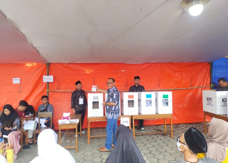 Didampingi Anak Istri, Helldy Nyoblos di TPS 10 Cibeber – Warga Berita 1 Didampingi Anak Istri, Helldy Nyoblos di TPS 10 Cibeber – Warga Berita
