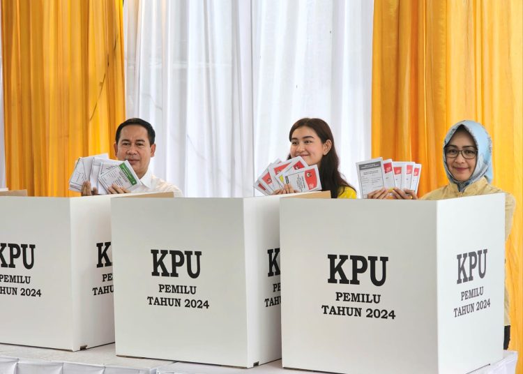 Ditemani Suami dan Anak, Airin Jalan Kaki Nyoblos ke TPS  – Warga Berita