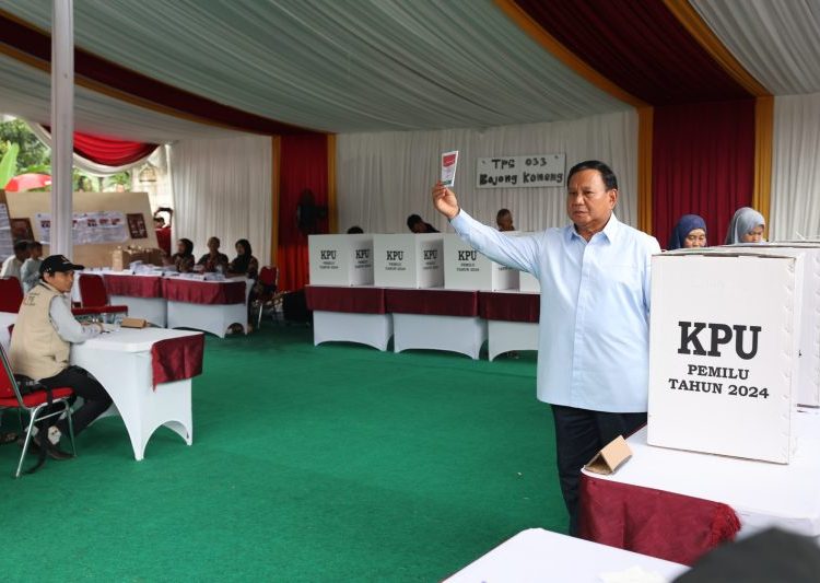 Prabowo Nyoblos di TPS 033 Bojong Koneng, Pose Salam Dua Jari – Warga Berita