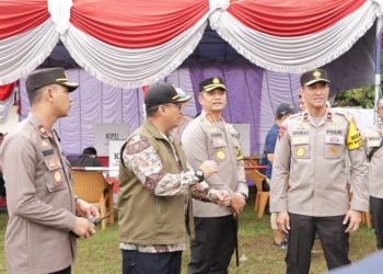 Wakapolda Metro Jaya Keliling TPS di Jakbar, Pastikan Proses Pemungutan Suara Berjalan Lancar – Warga Berita
