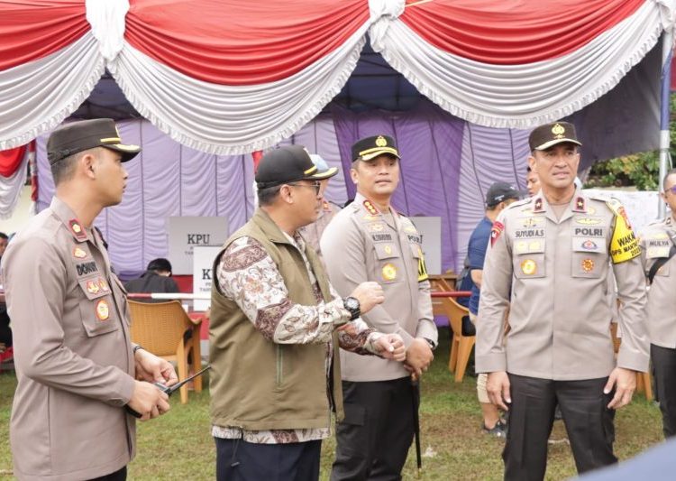 Wakapolda Metro Jaya Keliling TPS di Jakbar, Pastikan Proses Pemungutan Suara Berjalan Lancar – Warga Berita 1 Wakapolda Metro Jaya Keliling TPS di Jakbar, Pastikan Proses Pemungutan Suara Berjalan Lancar – Warga Berita