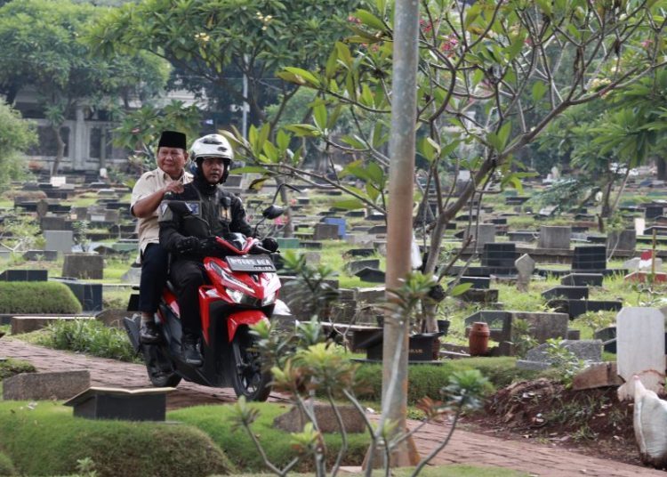 Gunakan Motor, Prabowo Ziarah ke Makam Ayahanda Usai Pemilu – Warga Berita