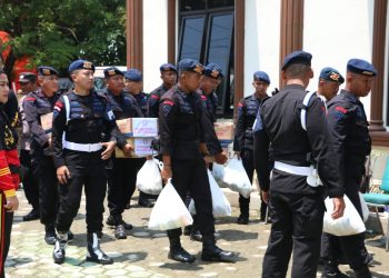 Kunjungi Demak dan Kudus, Sat Brimobda Jateng Bagikan Ribuan Paket Bansos pada Warga Terdampak Banjir