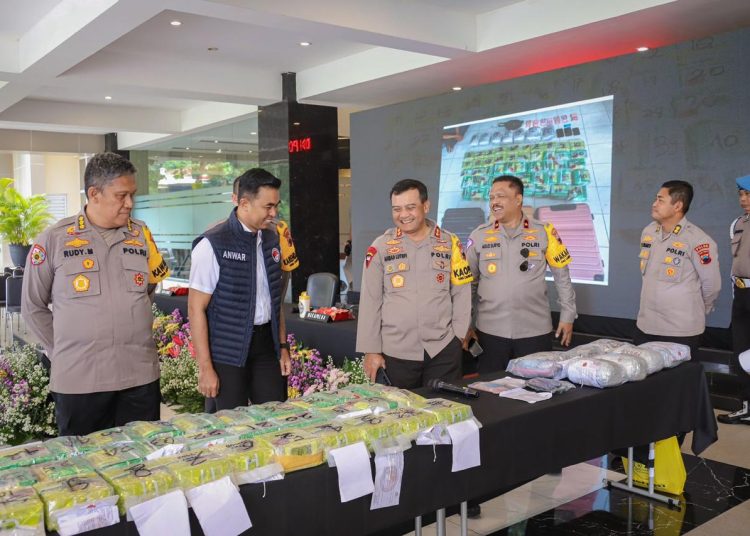 Polda Jateng Ungkap Peredaran Narkoba Lintas Jawa- Sumatra, Tangkap Empat Tersangka Berikut 52 Kg Sabu dan 35 Ribu Butir Ekstasi 1 Polda Jateng Ungkap Peredaran Narkoba Lintas Jawa- Sumatra, Tangkap Empat Tersangka Berikut 52 Kg Sabu dan 35 Ribu Butir Ekstasi