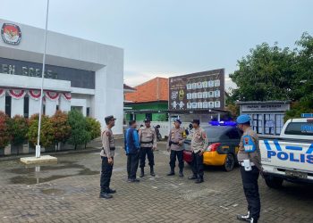 Wasdal, Kasi Propam Polres Brebes Cek Personel Jaga KPU dan Bawaslu