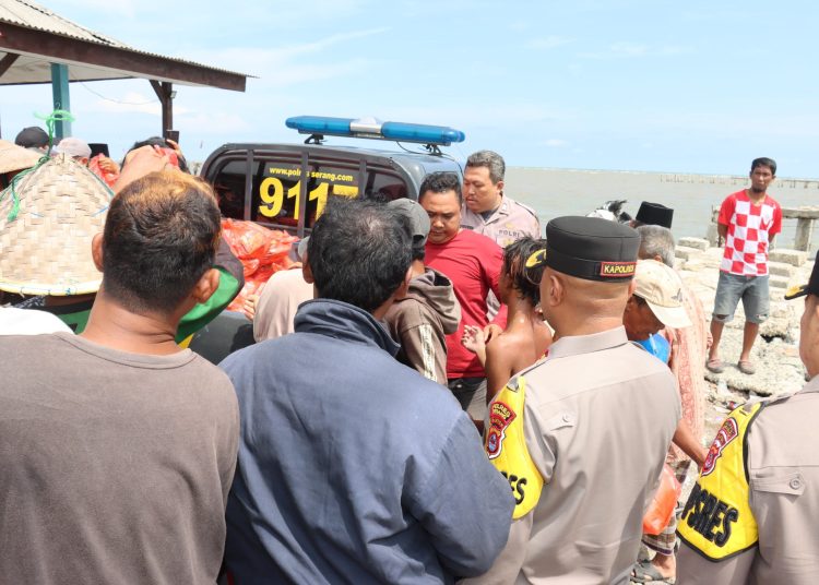 Banyak Nelayan Tirtayasa Nganggur Karena Cuaca Buruk, Polres Serang Salurkan Ratusan Paket Sembako – Warga Berita