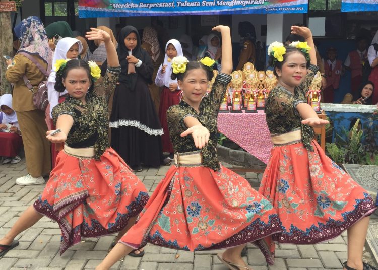 Siswa SD Asal Lebak Tampilkan Kostum Unik di FLS2N dan Apresiasi Sastra – Warga Berita