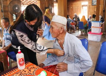 Warga Desa Tonjong, Grobogan Dapatkan Pengobatan Gratis Pasca Banjir dari LPPM Undip
