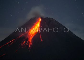 Guguran lava meluncur empat kali dari Gunung Merapi sejauh 1,2 km