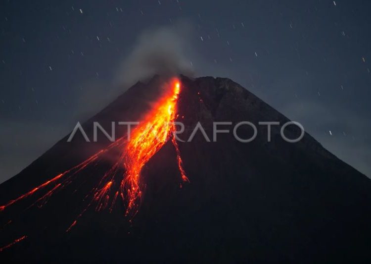 Guguran lava meluncur empat kali dari Gunung Merapi sejauh 1,2 km