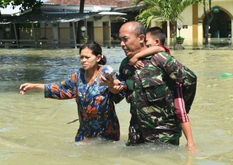Pangdam minta pengungsian yang layak bagi korban banjir Demak 1 Pangdam minta pengungsian yang layak bagi korban banjir Demak