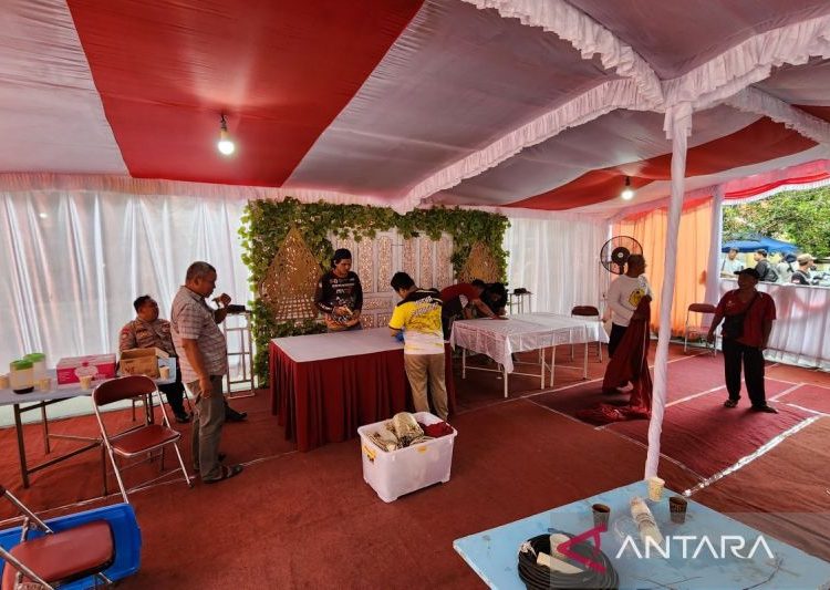 Ganjar Pranowo dan keluarga dijadwalkan mencoblos di TPS 11 1 Ganjar Pranowo dan keluarga dijadwalkan mencoblos di TPS 11