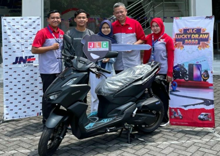 Member JLC asal Pasuruan raih sepeda motor dari JNE