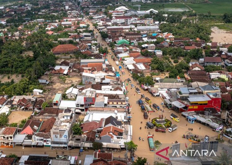 Jalan Semarang-Purwodadi lumpuh karena banjir 1 Jalan Semarang-Purwodadi lumpuh karena banjir
