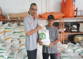 Kantor Pos Pekalongan salurkan bantuan beras kelurahan rawan banjir