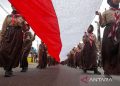 Peserta kirab bentangkan bendera Merah Putih sepanjang 200 meter di Batang 10 Peserta kirab bentangkan bendera Merah Putih sepanjang 200 meter di Batang