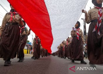 Peserta kirab bentangkan bendera Merah Putih sepanjang 200 meter di Batang
