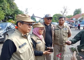 KPU – Bawaslu Batang bersihkan APK Pemilu 2024