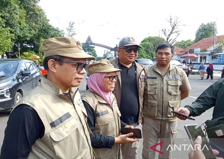 KPU – Bawaslu Batang bersihkan APK Pemilu 2024