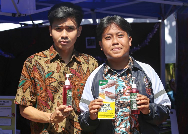 Mahasiswa KKN Undip Kenalkan Sabun Cuci Tangan dari Ekstrak Daun Mangga 1 Mahasiswa KKN Undip Kenalkan Sabun Cuci Tangan dari Ekstrak Daun Mangga