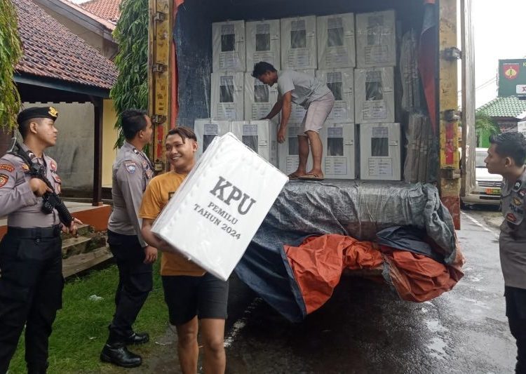 KPU Jepara kirim logistik pemilu ke Karimunjawa 1 KPU Jepara kirim logistik pemilu ke Karimunjawa