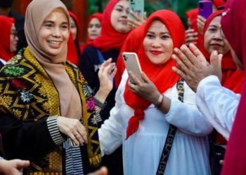 Antusias Pendukung Ganjar Minta Foto Bersama Siti Atikoh – Warga Berita