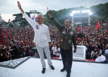 Ganjar Terjun Payung ke Lokasi Kampanye – Warga Berita