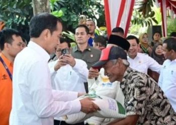 Penulis Buku “Dilema Bansos” Ungkap 36 Titik Kunker Presiden – Warga Berita