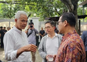 Ganjar Terharu, Masih Dikawal Relawan – Warga Berita