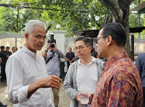 Ganjar Terharu, Masih Dikawal Relawan – Warga Berita 1 Ganjar Terharu, Masih Dikawal Relawan – Warga Berita