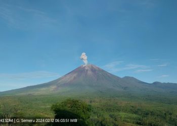 Gunung Semeru luncurkan abu setinggi 800 meter ke arah tenggara