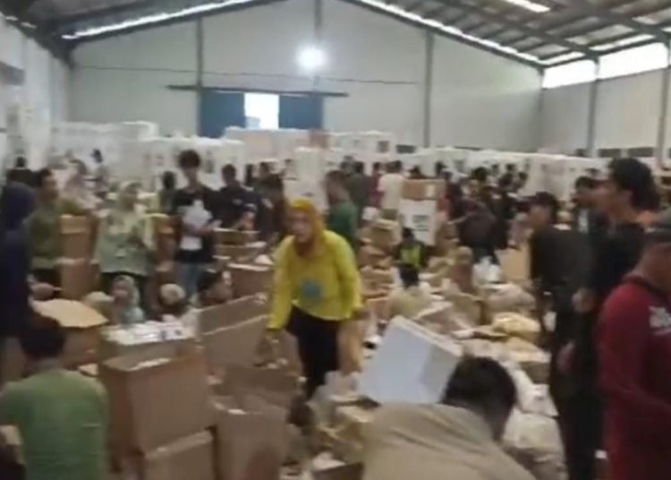 Beredar Video Pelaksanaan Pengemasan Logistik di Gudang KPU Kabupaten Serang Ricuh, Ini Informasi Lengkapnya – Warga Berita 1 Beredar Video Pelaksanaan Pengemasan Logistik di Gudang KPU Kabupaten Serang Ricuh, Ini Informasi Lengkapnya – Warga Berita