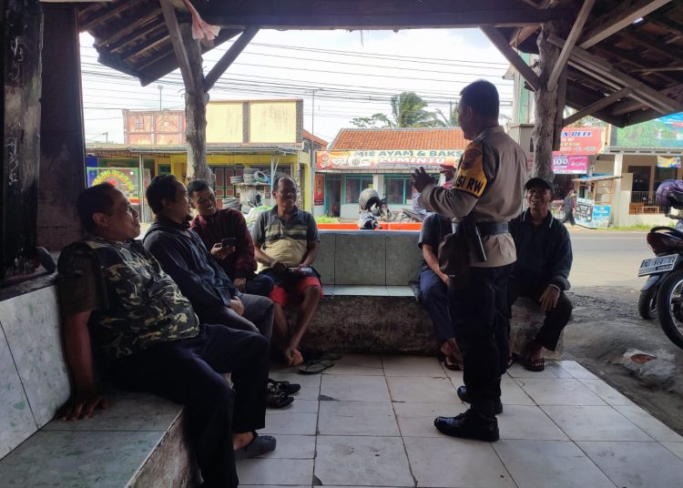 Sambangi Warga, Bhabinkamtibmas Polsek Paguyangan Ajak Warga Ikut Jaga Keamanan Lingkungan