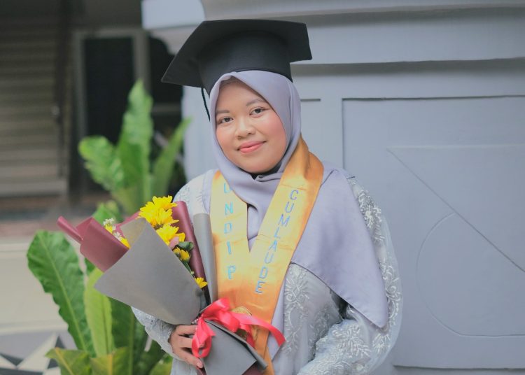 Zahra, Wisudawan FH Undip Tertarik Riset Kesetaraan Gender 1 Zahra, Wisudawan FH Undip Tertarik Riset Kesetaraan Gender