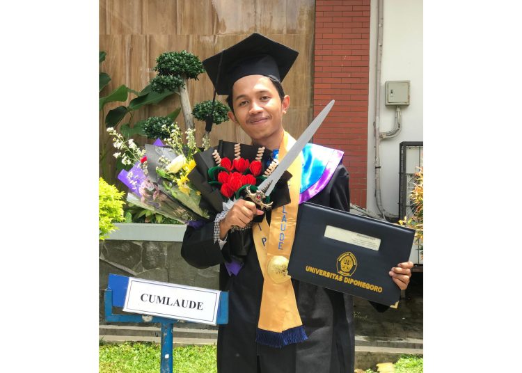 Rafli (lulusan FKM Undip): YOLO, You Only Live Once, Manfaatkan! 1 Rafli (lulusan FKM Undip): YOLO, You Only Live Once, Manfaatkan!