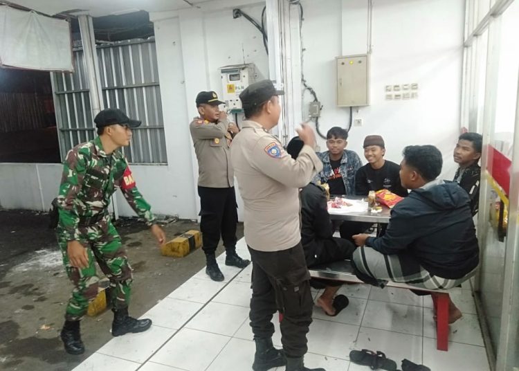Kapolsek Bumiayu Pimpin Patroli Malam Ajak Pemuda Untuk Ikut Jaga Kamtibmas 1 Kapolsek Bumiayu Pimpin Patroli Malam Ajak Pemuda Untuk Ikut Jaga Kamtibmas