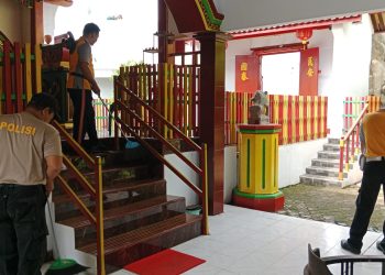 Sambut Peringatan Isra Mikraj dan Imlek, Polres Brebes Bersih Bersih Tempat Ibadah