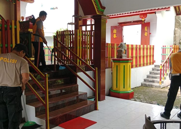 Sambut Peringatan Isra Mikraj dan Imlek, Polres Brebes Bersih Bersih Tempat Ibadah