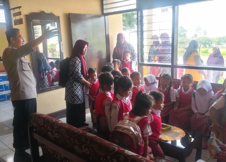 Kunjungi Polsek Paguyangan, 40 Anak TK Pelangi Dikenalkan Tugas Kepolisian