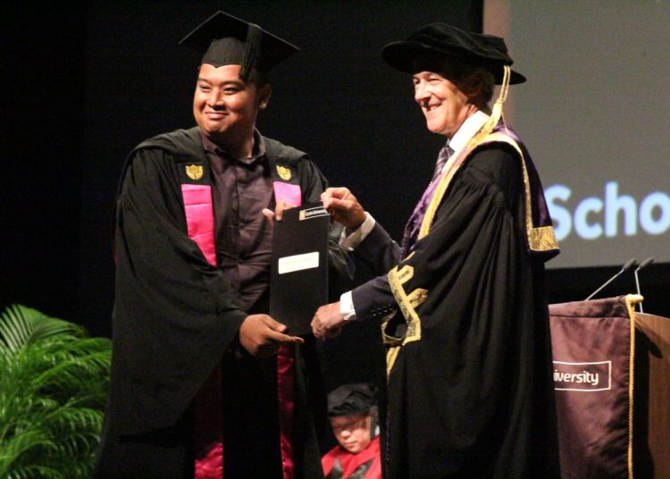 Beyond Boundaries! Ini Christian Krishna Pideksa, Wisudawan Terbaik FEB Undip Raih Double Degree