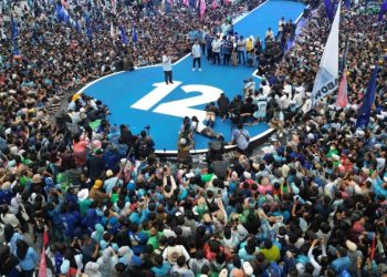 Sempat Diguyur Hujan Lebat, Puluhan Ribu Warga Bandung Setia Menanti Prabowo – Warga Berita