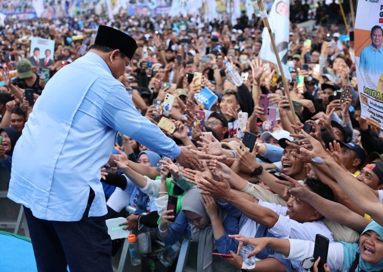 Prabowo Turun Panggung Sapa Ratusan Ribu Masyarakat Jawa Timur di Sidoarjo – Warga Berita