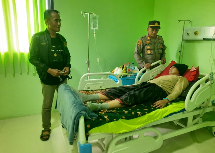 Peduli Anggota, Kabag Sumda Polres Brebes Jenguk Anggota Yang Sakit Dan Berikan Motivasi