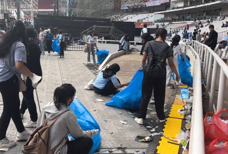 Sigap, Para Pendukung Prabowo-Gibran Inisiatif Bersihkan Sampah usai Kampanye di GBK – Warga Berita