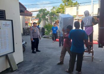 Pastikan Kemanana, Polsek Brebes Mengawal Pendistribusian Logistik Pemilu Dari Gudang PPK Ke PPS