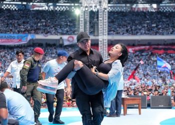 Aksi Sigap Mayor Teddy Bantu Pendukung Prabowo-Gibran yang Pingsan di GBK Tuai Pujian – Warga Berita