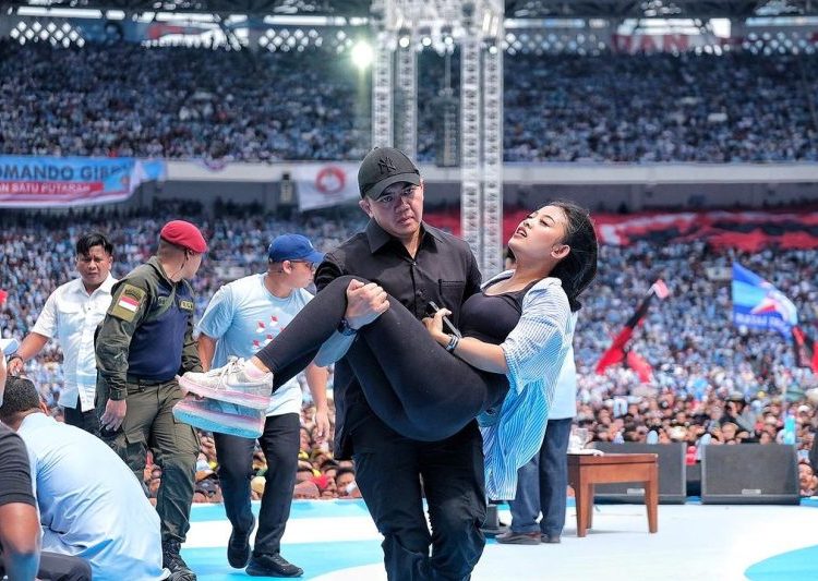Aksi Sigap Mayor Teddy Bantu Pendukung Prabowo-Gibran yang Pingsan di GBK Tuai Pujian – Warga Berita 1 Aksi Sigap Mayor Teddy Bantu Pendukung Prabowo-Gibran yang Pingsan di GBK Tuai Pujian – Warga Berita