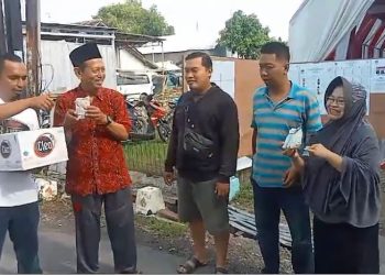 Off Roader Brebes Bagikan Ratusan “Ponggol” kepada Pemilih di TPS
