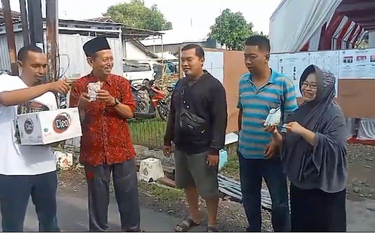Off Roader Brebes Bagikan Ratusan “Ponggol” kepada Pemilih di TPS